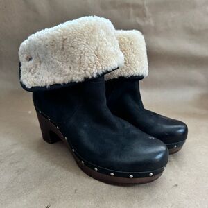 UGG Lynne Black Leather Shearling Clog 3” Heeled Boots. Size 8